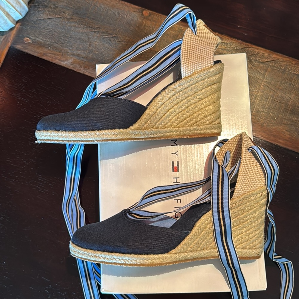 Tommy Hilfiger women’s shoes size 9 navy